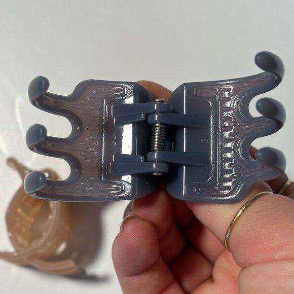 New Quo Hair Clips Pale Pink and Blue with Grippy Interior - Picture 2 of 5